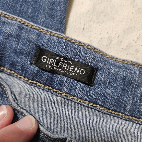 White House Black Market Mid Rise Girlfriend Jeans! - Picture 4 of 8
